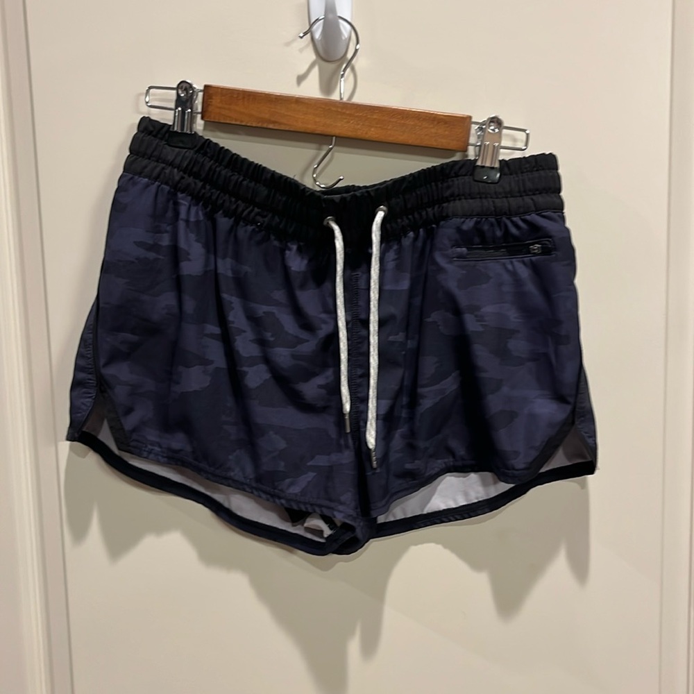 Vuori camo black and grey shorts size large